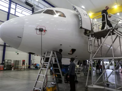 ﻿- 15.12.2016 - Adria Airways Tehnika, vzdrževanje letal d.d., Zgornji Brnik, ///FOTO: Luka Cjuha.OPOMBA: DNEVNIKOV OBJEKTIV - REPORTAŽA 2016 -.