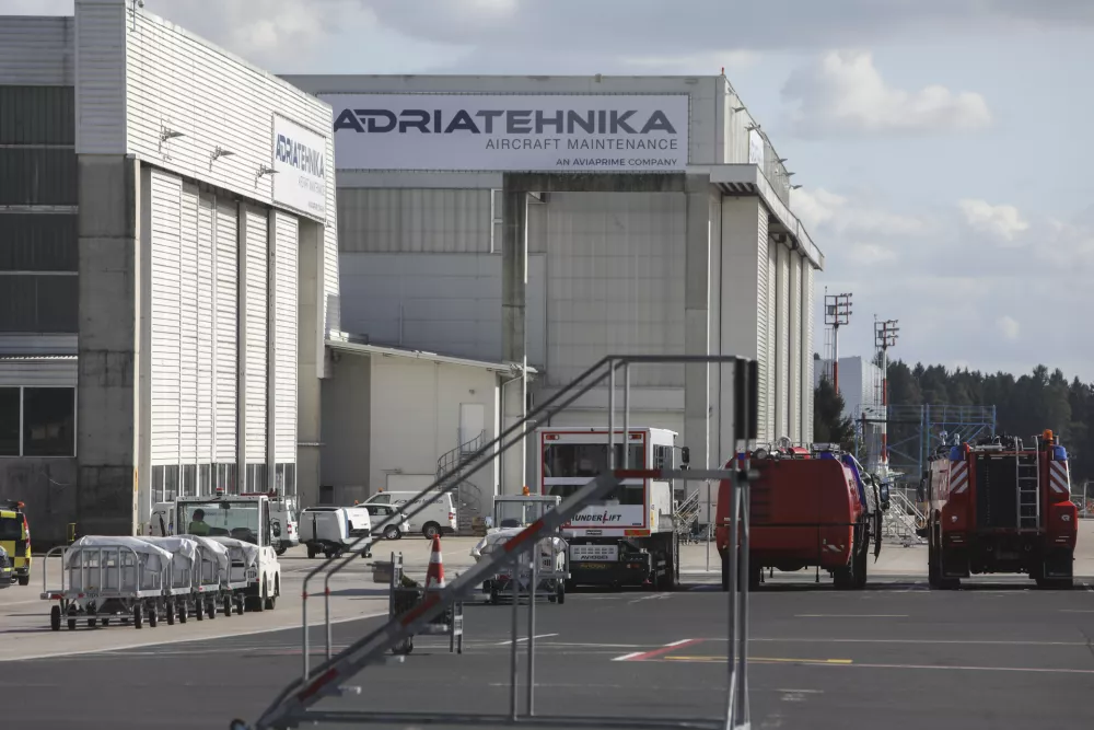 ﻿- Adria Tehnika  - 16.10.2019 - Fraport Slovenija - Aerodrom Ljubljana - Letališče Jožeta Pučnika Brnik - prihod prvega letala Swiss Airlines ob vzpostavitvi nove letalske povezave med Ljubljano in Zürichom  //FOTO: Jaka Gasar