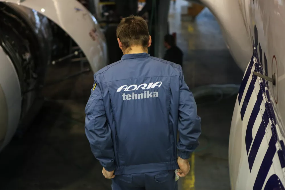 ﻿- 15.12.2016 - Adria Airways Tehnika, vzdrževanje letal d.d., Zgornji Brnik, ///FOTO: Luka Cjuha.OPOMBA: DNEVNIKOV OBJEKTIV - REPORTAŽA 2016 -.