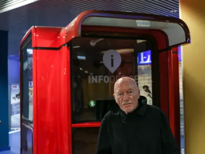 ﻿- 08.11.2019 - Saša Mächtig, arhitekt in industrijski oblikovalec - eden najpomembnejših industrijskih oblikovalcev v Sloveniji - leta 1967 je zasnoval modularni kiosk K67, ki je vključen tudi v zbirko Muzeja moderne umetnosti (MoMA) v New Yorku. Zasnoval je tudi paviljon Kavarne Evropa in drugo ulično opremo: koše, telefonske dušilnike in telefonske govorilnice.  //FOTO: Luka Cjuha.