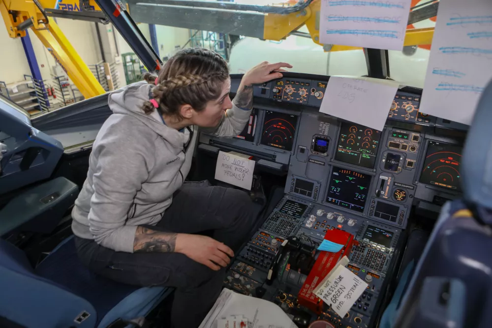 Rosana Kolar, inženirka strojništva in letalska mehaničarka v podjetju Adria Tehnika, vzdrževanje letal – prejemnica naziva Inženirka leta 2022- 16.01.2023 – Brnik - Podjetje ADRIA TEHNIKA, vzdrževanje in servisiranje letal s sedežem na Letališču Jožeta Pučnika Ljubljana, //FOTO: Luka Cjuha