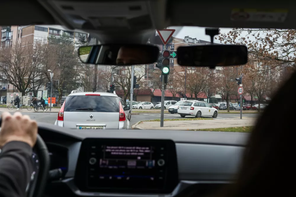 - Križišče Riharjeva ulica, Barjanska cesta, Trnovo,- 02.12.2025. - Reportaža: Nevarna križišča, pasti, za Avto šole,.//FOTO: Bojan Velikonja