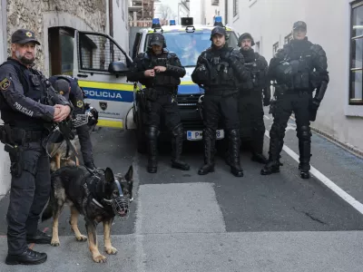 - 28.10.2025 - Izredna skupščina občine Novo Mesto s svetniki in predstavniki vlade in protest proti romskemu nasilju z naslovom Dovolj je!//FOTO: Jaka Gasar