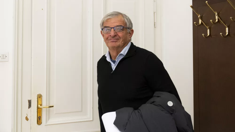 Znani oblikovalec jadrnic oproščen goljufije