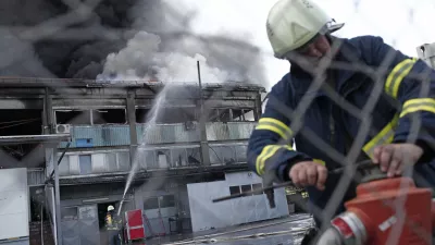﻿- 12.05.2015 - - požar v hladilnici Mercator na Hladilniški poti v ljubljanskem Zalogu - zagorelo glavno skladišče zamrzjenih živil za osrednjo Slovenijo - 3000 kvadratnih metrov skladiščnih prostorov za sveži program, zelenjavo, sadje in meso///FOTO: Luka Cjuha