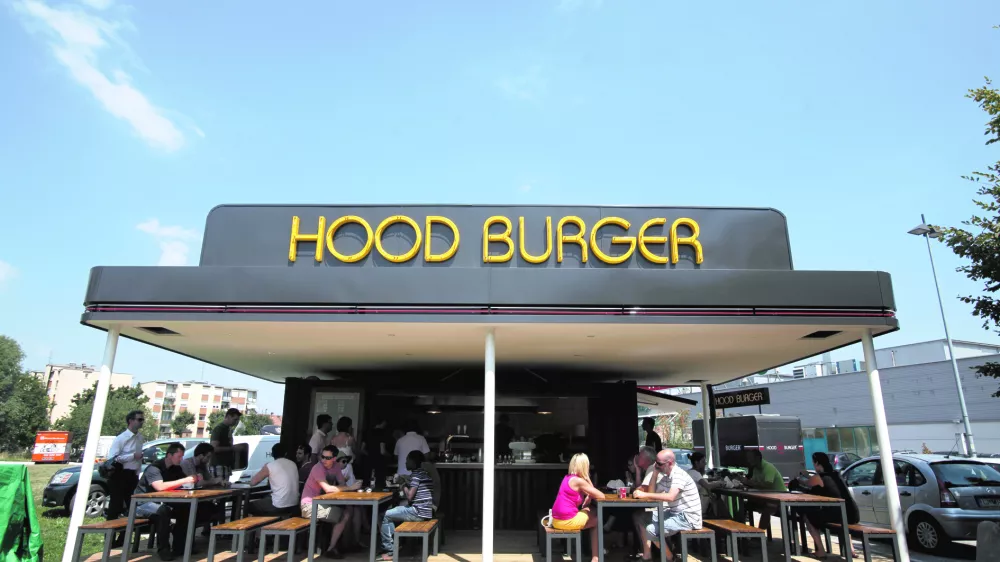 ﻿- Okrepčevalnica HOOD Burger - hitra prehrana, hamburger, slovenski proizvod - pred centrom Interšpar Vič  //FOTO: Luka Cjuha