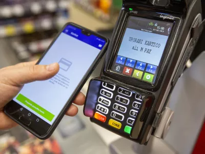 ﻿- mobilna banka - POS terminal - 07.06.2019 – Mobilni GSM telefon – negotovinsko plačevanje z mobilno aplikacijo - plačilna transakcija //FOTO: Matjaž Rušt / Foto: Matjaž Rušt