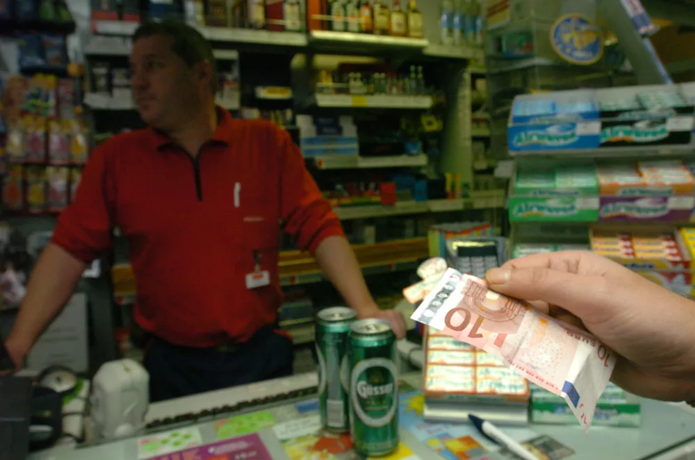 Novo leto 2007 - Dežurna trgovina PETROL &ndash; plačevanje v evro valuti // FOTO: Luka CjuhaOPOMBA: ZA OBJAVO V ČASOPISU DNEVNIK / Foto: Luka Cjuha