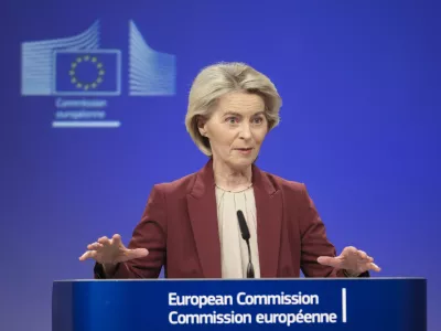 Belgija, Bruselj.Predsednica Evropske komisije Ursula von der Leyen na novinarski konferenci.Evropska komisija je danes predlagala dva ukrepa, posojila EU in posojilo za odskodnine, financirano iz zamrznjenih ruskih sredstev, da bi zadostila financnim potrebam Ukrajine za obdobje 20262027.