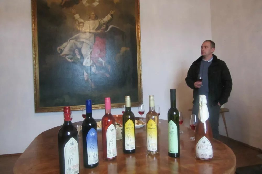 Marko Cvelbar nas je vodil skozi skrivnosti samostanskih vin. Poskusili smo cviček, modro frankinjo, mašno vino, laški rizling in Resslovo penino, pridelano po klasični metodi iz sorte žametovke. Ustvarili so jo v poklon gozdarju in izumitelju ladijskega vijaka Jožefu Resslu, ki je med leti 1817 in 1821 bival v kartuziji kot okrajni gozdar. V lokalnih ustnih izročilih so se ohranile zgodbe o Resslovih skrivnostnih poskusih s čolnom na vijak, ki naj bi jih izvajal prav na mirnem rečnem odseku Krke. Njegova pot na morje, je sledila šele kasneje...