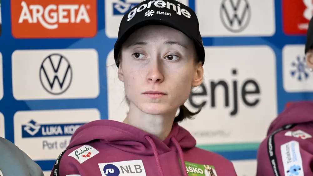 Nika Prevc02.12.2025 Novinarska konferenca moške in ženske članske reprezentance Slovenije po vrnitvi s skandinavske turneje - smučarski skakalciFoto: Nik Erik Neubauer