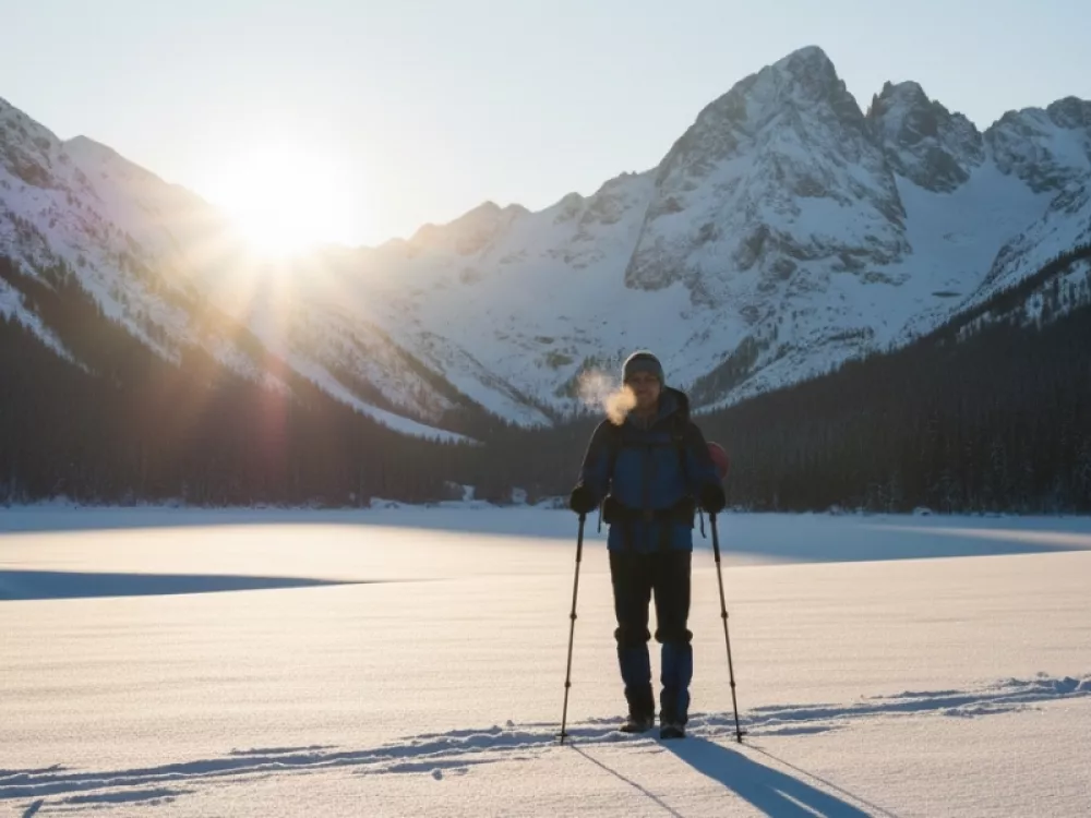 Svež zrak, sprehod v gozdu ali kratek izlet na sončen hrib &ndash; čeprav se vitamin D3 pozimi skorajda ne tvori, samo gibanje izbolj&scaron;a počutje, zmanj&scaron;a stres in okrepi odpornost. (Foto: Spar Slovenija)