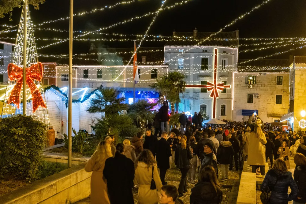 Advent v Makarski povezuje tri osrednje lokacije – Kačićev trg, Hrpino in Trg Tina Ujevića. TZ Makarska