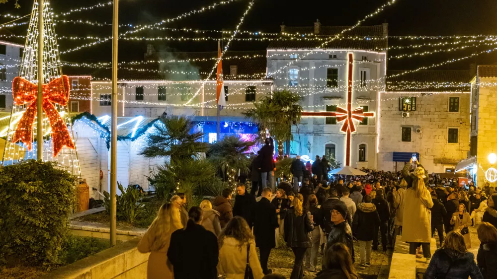 Advent v Makarski povezuje tri osrednje lokacije &ndash; Kačićev trg, Hrpino in Trg Tina Ujevića. TZ Makarska