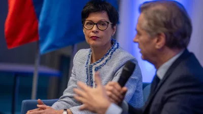 Ljubljana, Hotel Mons.Pogovor v organizaciji Gibanja Svoboda o procesih siritve EU, spremenjenih geopoliticnih okoliscinah ter vlogi liberalizma v Sloveniji in sirsem evropskem prostoru.Evropska komisarka za siritev Marta Kos in predsednik vlade Robert Golob.