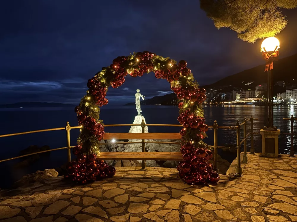 Čarobni advent med stoletnimi cipresami in vonjem po morju
