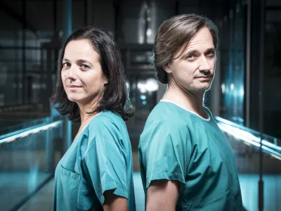Les Professeurs Jocelyne Bloch (neurochirurgie)et Grégoire ont mis au point un implant qui aide les paraplégiques à remarcher.ici au campus Biotech de Genève / Foto: Julie De Tribolet