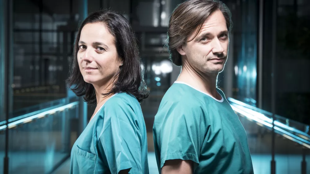 Les Professeurs Jocelyne Bloch (neurochirurgie)et Gr&eacute;goire ont mis au point un implant qui aide les parapl&eacute;giques &agrave; remarcher.ici au campus Biotech de Gen&egrave;ve / Foto: Julie De Tribolet