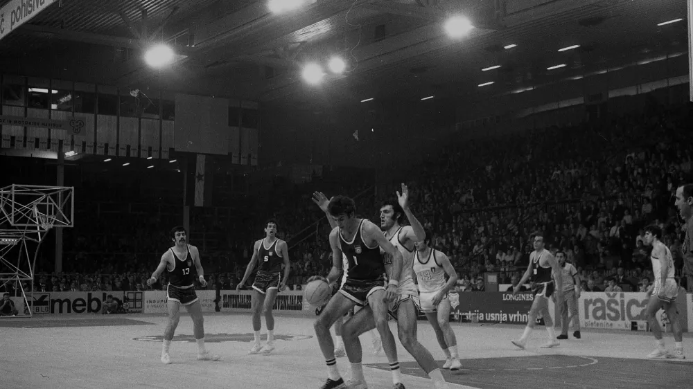 ﻿Ljubljana - Svetovno prvenstvo v košarki 1970Krešimir Čosić v akciji levo Nikola Plešač desno Ivo Daneu / Foto: Nace Bizilj