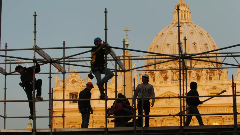 Vatikan - bazilika svetega Petra, delavci - gradbeni oder / Foto: Tomaž Skale