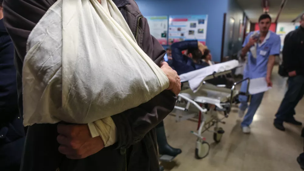 Kot britev ostra kritika reza v bolniške odsotnosti