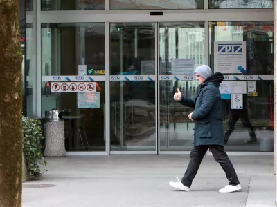 Dvojni status: novi predvolilni bonbončki za upokojence