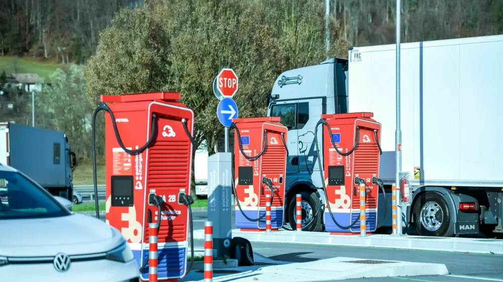 Polnilnice so prilagojene tudi za tovorni promet. / Foto: Petrol