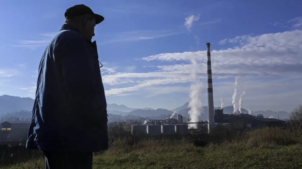 ﻿Franc Cajhen, prebivalec Bukovžlaka, najbolj onesnaženega dela Celja- 11.12.2014 - Podjetje Cinkarna Celje, metalurško-kemična industrija - onesnaženo zemljišče - rezultati okoljskega pregleda na lokacijah Cinkarne Celje so razkrili, da je večji del proizvodnje na Kidričevi cesti 26 v Celju postavljen na nasipih odpadkov metalurške dejavnosti, ki so bili odloženi med 50. in 80. leti prejšnjega stoletja. V vzorcih tal so izmerjene kritične vrednosti težkih kovin, ki so značilne za topilniške odpadke iz nekdanje proizvodnje cinka in ostanke praženja piritne rude    //FOTO: Jaka GasarOPOMBA: ZA OBJAVO V PRILOGI – DNEVNIKOV OBJEKTIV - REPORTAŽA 2014