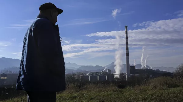 ﻿Franc Cajhen, prebivalec Bukovžlaka, najbolj onesnaženega dela Celja- 11.12.2014 - Podjetje Cinkarna Celje, metalurško-kemična industrija - onesnaženo zemljišče - rezultati okoljskega pregleda na lokacijah Cinkarne Celje so razkrili, da je večji del proizvodnje na Kidričevi cesti 26 v Celju postavljen na nasipih odpadkov metalurške dejavnosti, ki so bili odloženi med 50. in 80. leti prejšnjega stoletja. V vzorcih tal so izmerjene kritične vrednosti težkih kovin, ki so značilne za topilniške odpadke iz nekdanje proizvodnje cinka in ostanke praženja piritne rude    //FOTO: Jaka GasarOPOMBA: ZA OBJAVO V PRILOGI – DNEVNIKOV OBJEKTIV - REPORTAŽA 2014