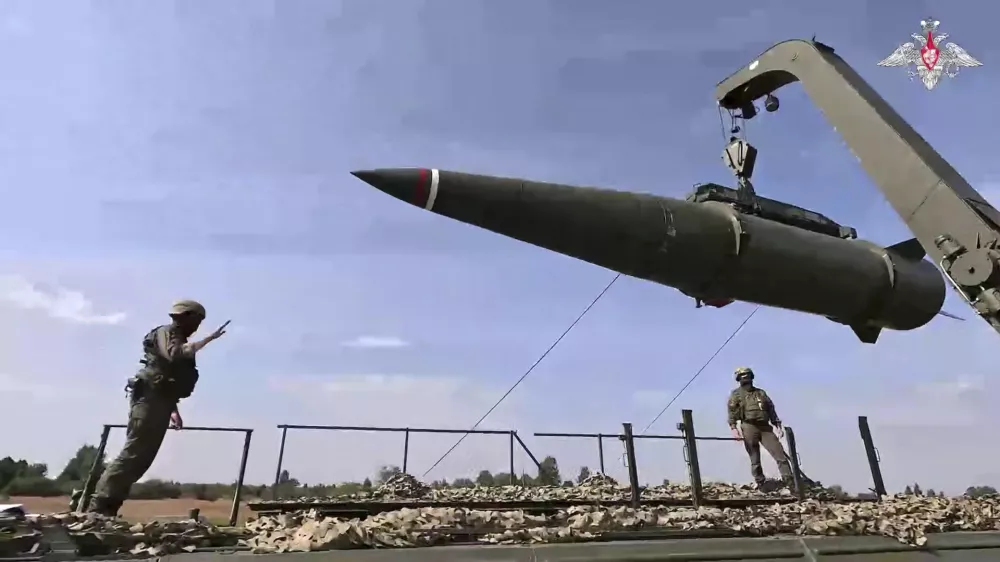 In this photo released by the Russian Defense Ministry Press Service on Monday, Sept. 15, 2025, Russian troops load an Iskander missile onto a mobile launcher during the joint Russian-Belarusian military drills at an undisclosed location in Kaliningrad region of Russia. (Russian Defense Ministry Press Service via AP)
