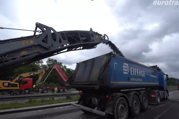 Začeli so po načrtih in končali ob točno določeni uri. / Foto: Zajem Zaslona