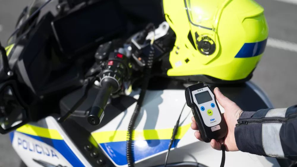 prometni nadzorpolicija - simbolična fotografijaprometna policijavarnost v prometupolicija na motorjihmotoristična policijaprehitri voznikiavtocestna policijaalkotestalkohol v prometu08.04.2025 Policijski nadzor, počivališče PovodjeFOTO: Nik Erik Neubauer
