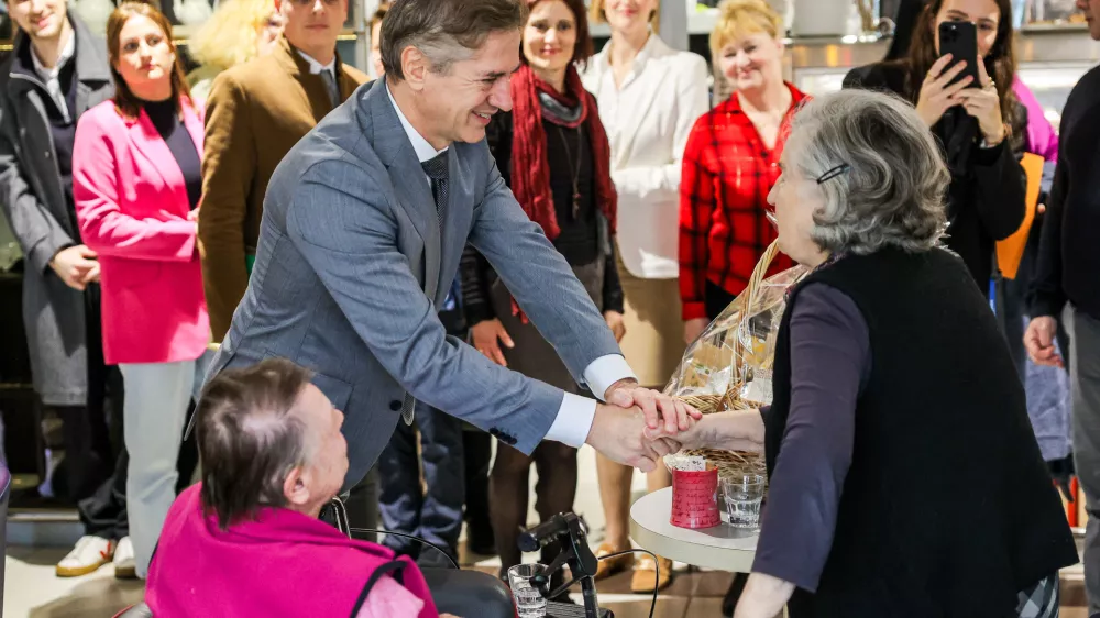 Ljubljana, Dom starejsih obcanov Siska.Predsednik vlade Robert Golob je obiskal Dom starejsih obcanov Siska, kjer se je srecal z zaposlenimi in stanovalci doma in spregovoril o prvih izkusnjah po uvedbi novega sistema dolgotrajne oskrbe ter o nadaljnjih korakih za njegovo ucinkovito izvajanje desetletjih.