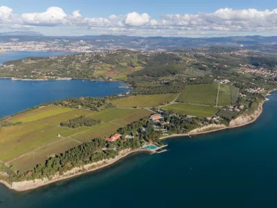 ﻿Ankaran, polotok med zalivoma Valdoltra in sv. Jernej, Krajinski park Debeli rtič, varovano območje, slovenska obala