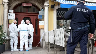 6.12.2025.., Rijeka - U stubistu zgrade Trga Republike Hrvatske broj 2 pronadjena je tesko ozlijedjena zena koja je preminula i muskarac s ozlijedama vrata. Photo: Nel Pavletic/PIXSELL