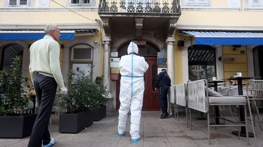 6.12.2025.., Rijeka - U stubistu zgrade Trga Republike Hrvatske broj 2 pronadjena je tesko ozlijedjena zena koja je preminula i muskarac s ozlijedama vrata. Photo: Nel Pavletic/PIXSELL