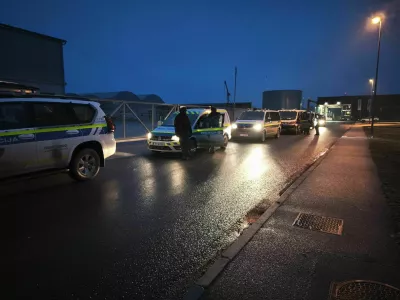 Policisti murskosoboške policijske uprave so po klicu občana izsledili in prijeli 40-letnega moškega, ki naj bi v četrtek na Hrvaškem umoril svakinjo, partnerko pa hudo ranil. 