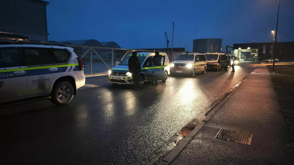 Policisti murskosoboške policijske uprave so po klicu občana izsledili in prijeli 40-letnega moškega, ki naj bi v četrtek na Hrvaškem umoril svakinjo, partnerko pa hudo ranil. 