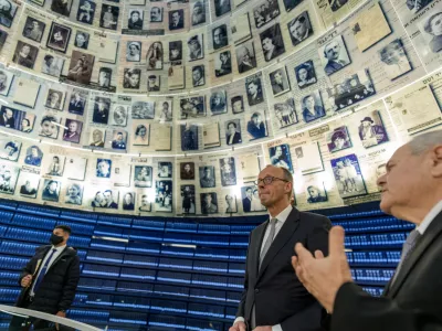 12 July 2025, ---, Jerusalem: Federal Chancellor Friedrich Merz (C) visits the Yad Vashem Holocaust memorial with Dani Dayan (r), Chairman of the Board of Yad Vashem. During Merz's inaugural visit to Israel, the meeting with Prime Minister Netanyahu will focus on stabilizing the ceasefire in Gaza and the further peace process and German-Israeli relations. Photo: Michael Kappeler/dpa