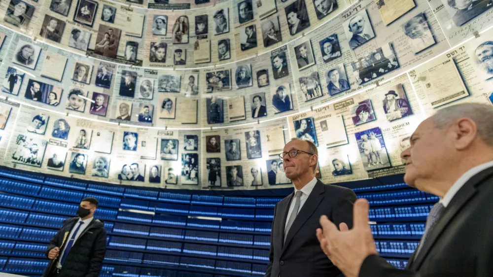 12 July 2025, ---, Jerusalem: Federal Chancellor Friedrich Merz (C) visits the Yad Vashem Holocaust memorial with Dani Dayan (r), Chairman of the Board of Yad Vashem. During Merz's inaugural visit to Israel, the meeting with Prime Minister Netanyahu will focus on stabilizing the ceasefire in Gaza and the further peace process and German-Israeli relations. Photo: Michael Kappeler/dpa