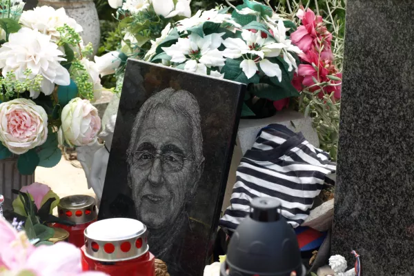 Korčula, Vela Luka, Oliver Dragojević, grob. Foto: Tatjana Pihlar 