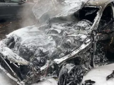 Zaradi iskre s prskalice se je v mestu Hagen zgorel mercedes.