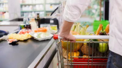 Person buying food products in the supermarket queue / Foto: Sergei Gnatiuk