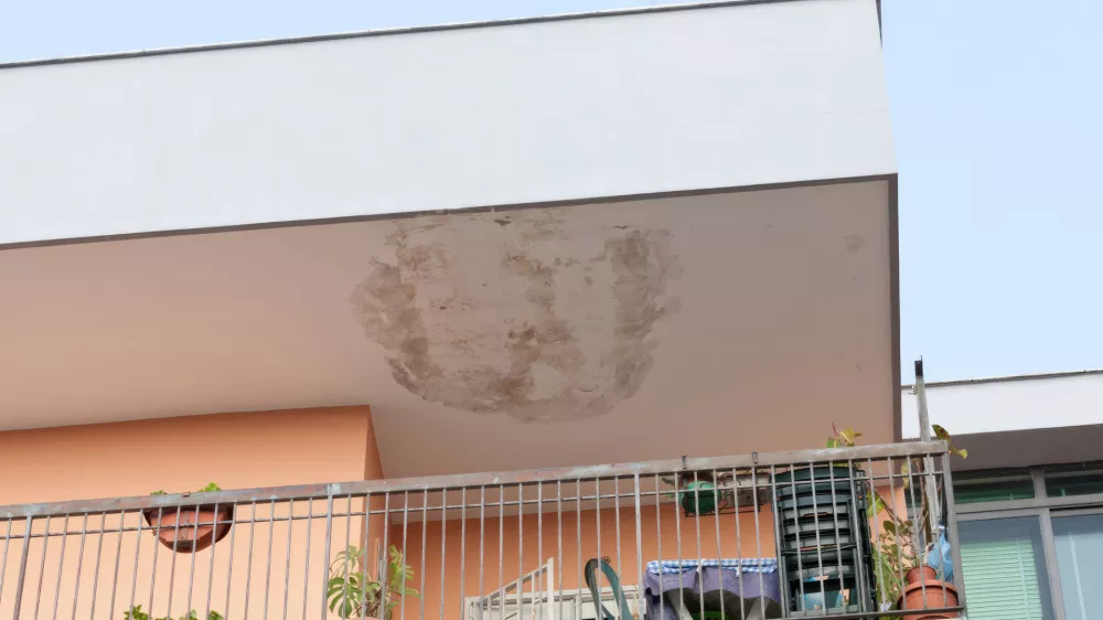 Water infiltration stain damaging the ceiling of a residential building, highlighting the need for renovation / Foto: Antonio Gravante