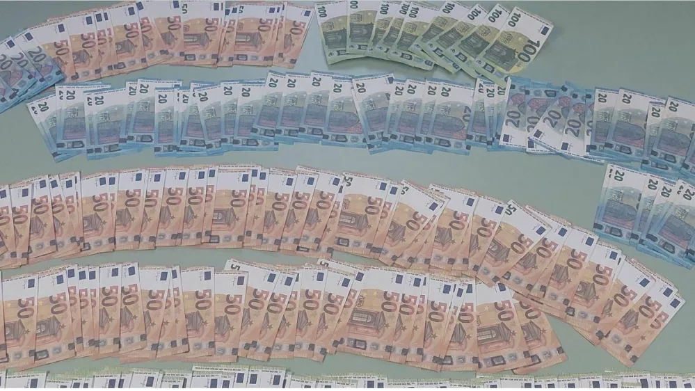 Zasegli so kupček ponaredkov. F Policija