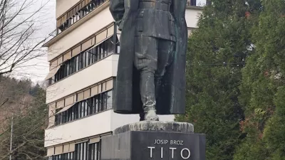 Obglavljen kip Tita na Titovem trgu v Velenju. F Mojca Marot