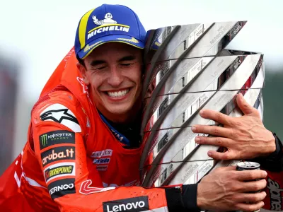 FILE PHOTO: MotoGP - Japanese Grand Prix - Mobility Resort Motegi, Motegi, Japan - September 28, 2025 Ducati Lenovo Team's Marc Marquez celebrates with the trophy after winning the 2025 MotoGP World Championship REUTERS/Kim Kyung-Hoon/File Photo / Foto: Kim Kyung-hoon