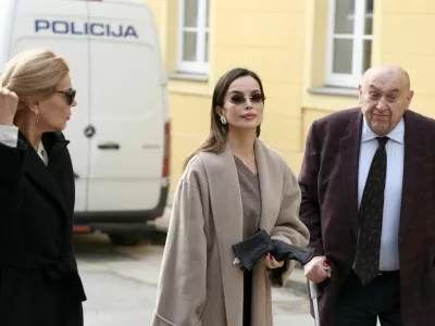 Severina Vučković na poti na sodišče. 