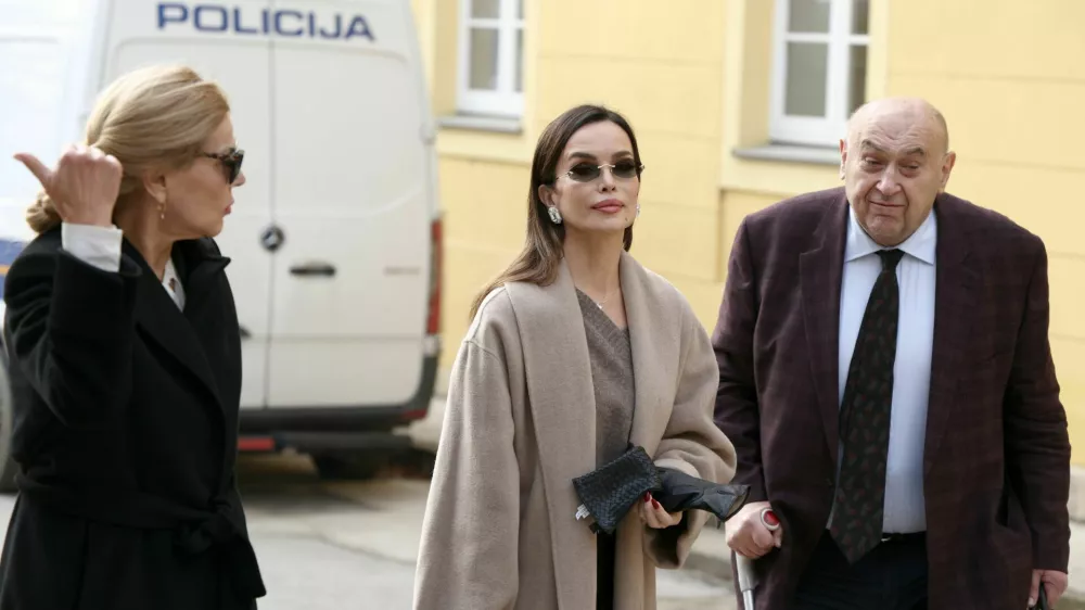 Severina Vučković na poti na sodišče. 