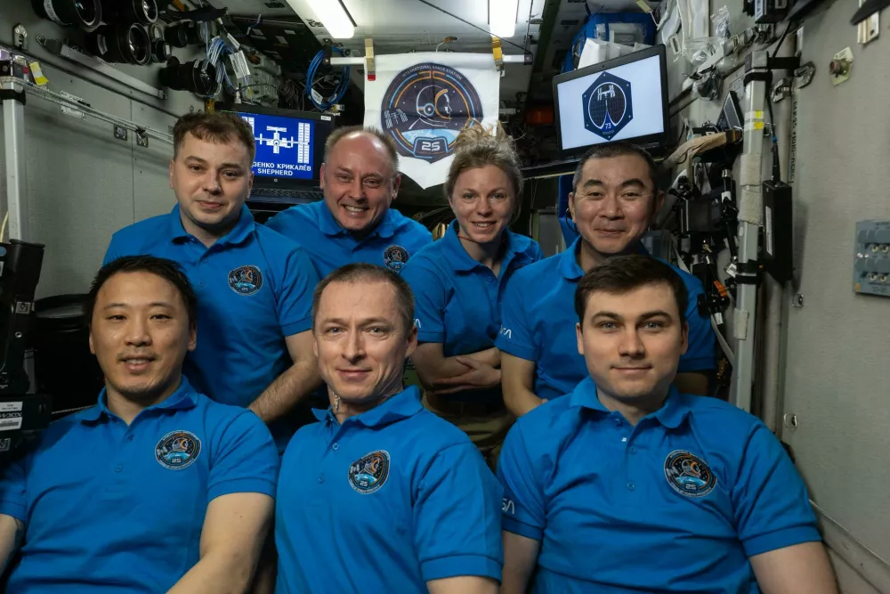 Spodaj iz leve: Jonny Kim, poveljnik Sergej Rižikov, Aleksej Zubritski, zadaj iz leve Oleg Platonov, Mike Fincke, Zena Cardman in Kimija Yui. Foto: Nasa